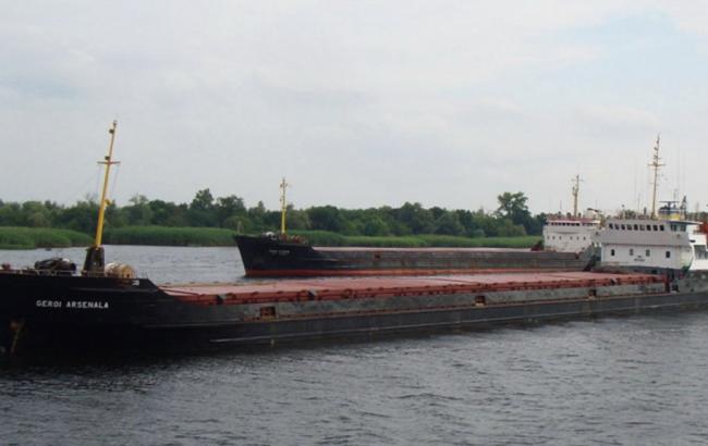 В Керченском проливе затонуло судно с 9 украинцами на борту