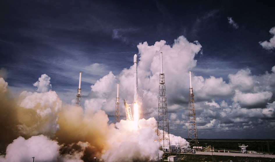 Компания Илона Маска выиграла конкурс на запуск военного спутника в 2018 году