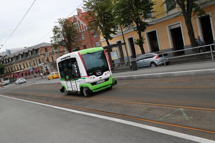 По Таллину начали ходить бесплатные беспилотные автобусы