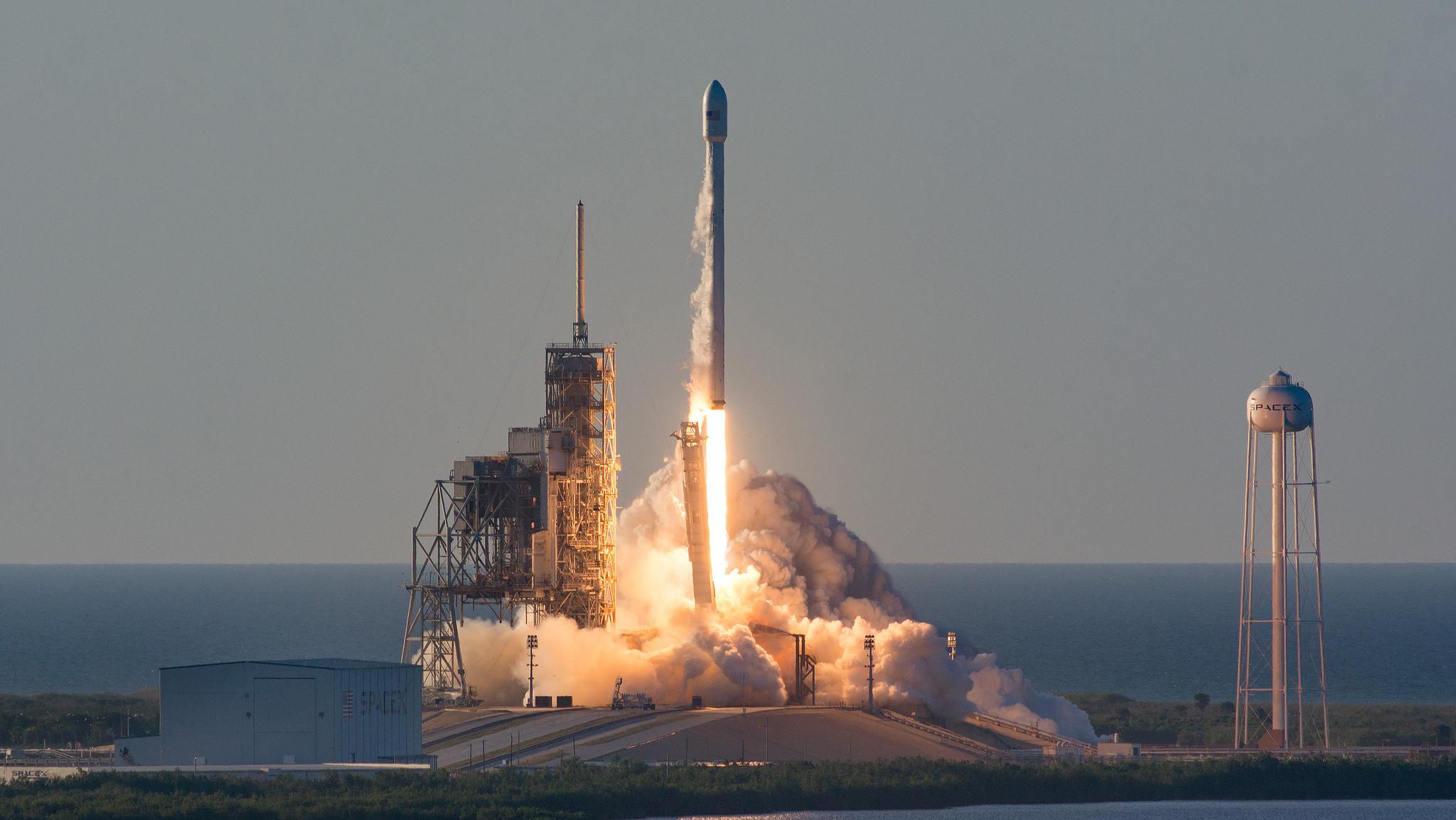 Фото запуска Falcon 9 с космодрома на мысе Канаверал