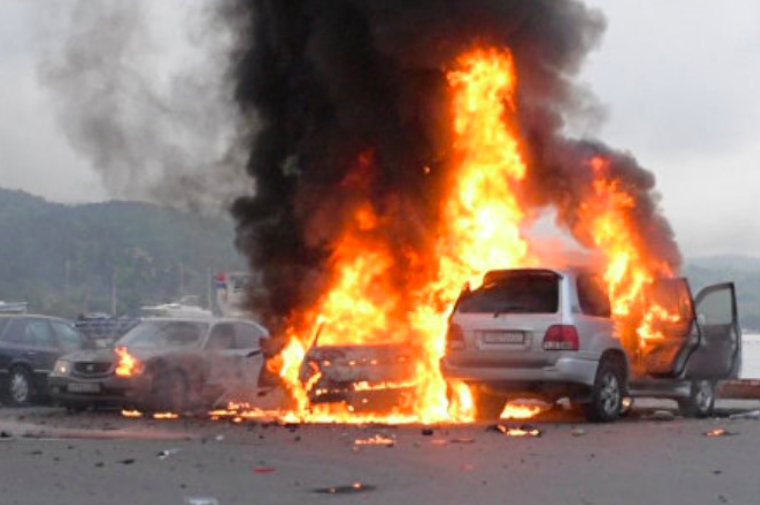 в Киеве горит машина