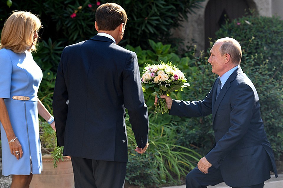 Фото - Путин дарит цветы жен Макрона