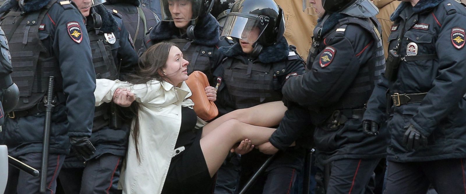 Фото со студенткой с протестного митинга в Москве 26 марта