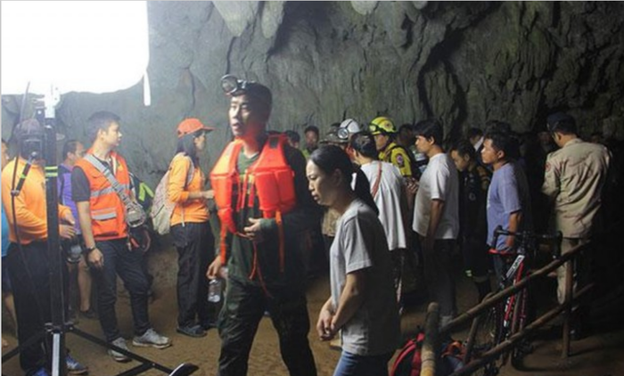 12 детей застряли на дне затопленной пещеры