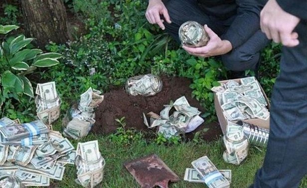 Винницкие таможенники "спрятали" в клумбе от ГПУ $105 тысяч