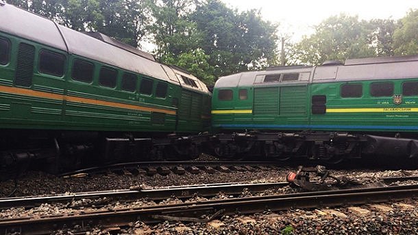 На фото  - столкновение поездов в Хмельницкой области