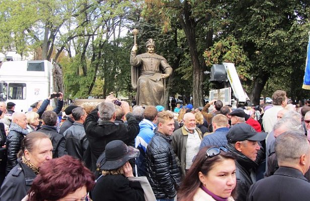 Памятник Мазепе привезли из Киева в Полтаву