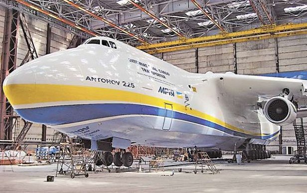На фото «гордость»  ОКБ им. О. К. Антонова самолет Ан-225 «Мрия»