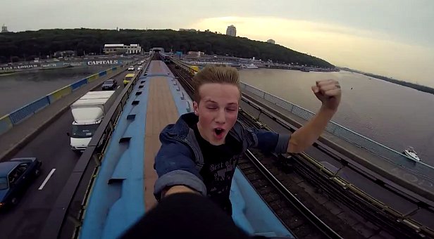 Молодой киевлянин снял видео о поездке стоя на крыше вагона метро