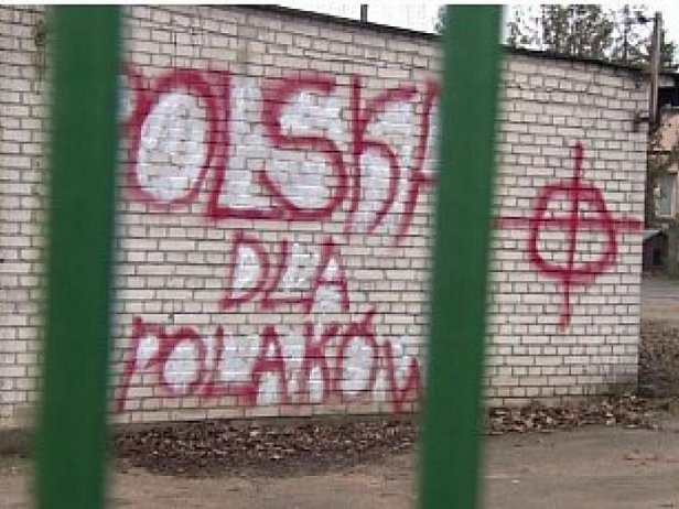 На домах и заборах Кутно появились украинофобские надписи