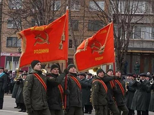 парад с советскими флагами