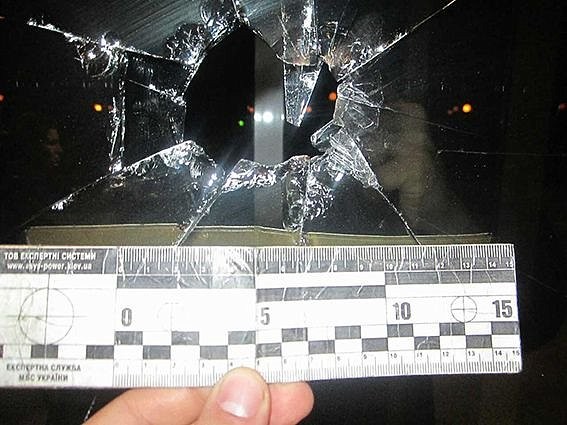 В Днепре полиция задержала мужчину, выбившего молотком окна и двери ОГА