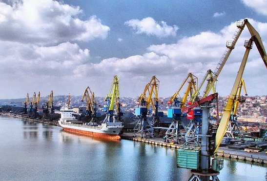 На фото Мариупольский морской торговый порт