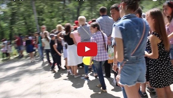 В Запорожье люди выстроились в длинную очередь за бесплатными подарками (видео)