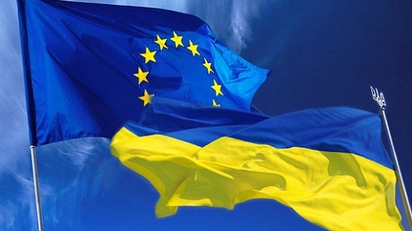 На фото: флаги ЕС и Украины