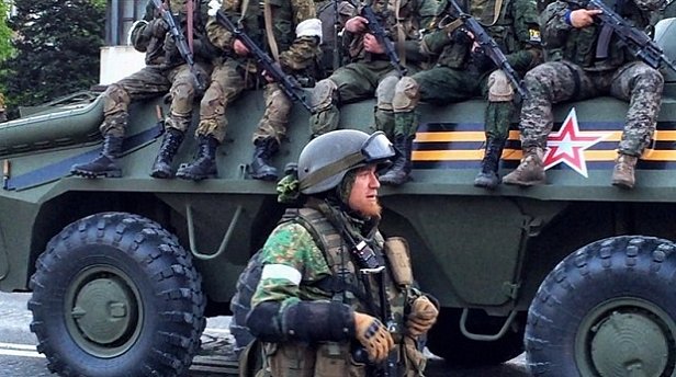 Боевик «Моторола» руководит репетицией военного парада в Донецке
