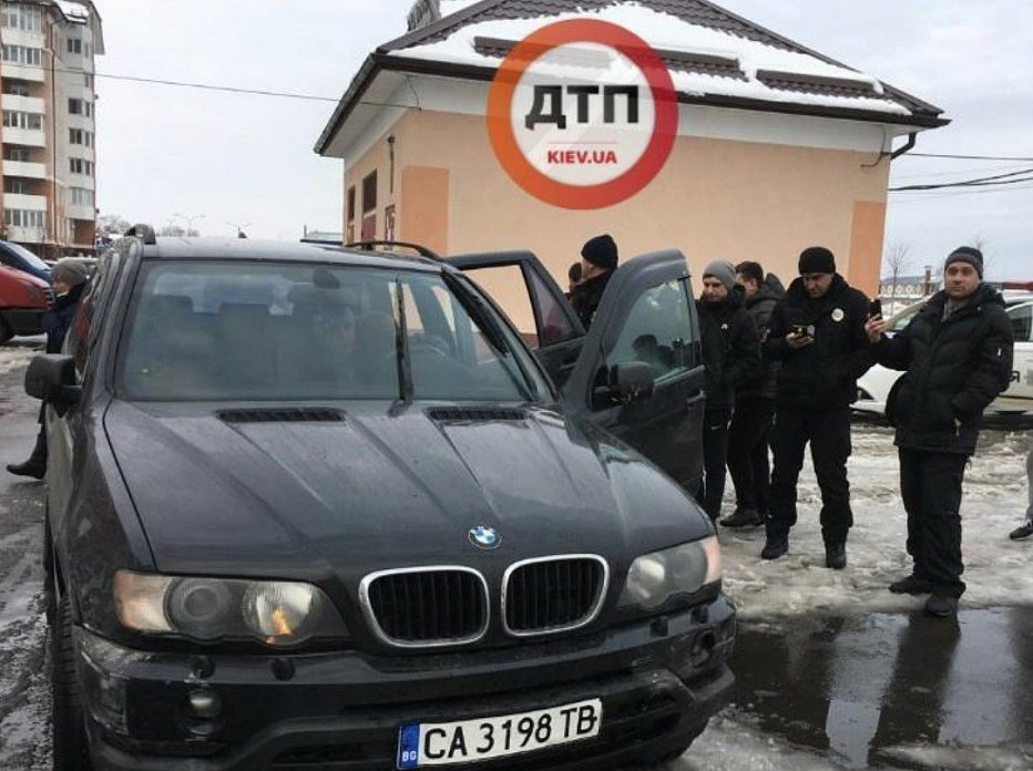Местные жители задержали пьяного военкома, который на BMW разбил два авто под Киевом