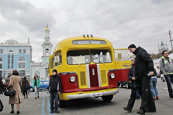 В Киеве День автомобилиста отметили фестивалем ретро-авто (фото)