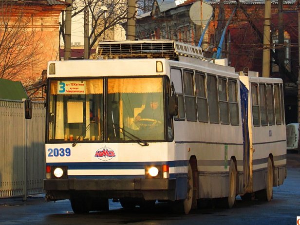 В Харькове обстреляли троллейбус, пострадавших нет