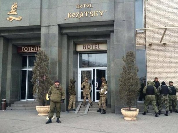 Активисты, захватившие отель «Казацкий», требуют объявления всеобщей мобилизации