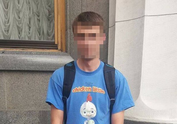 Полиция задержала парня за нанесение нецензурной надписи на здание Рады