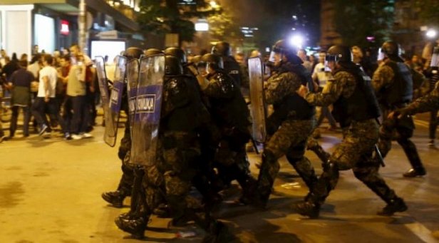 Полиция Македонии арестовала 12 демонстрантов в Скопье