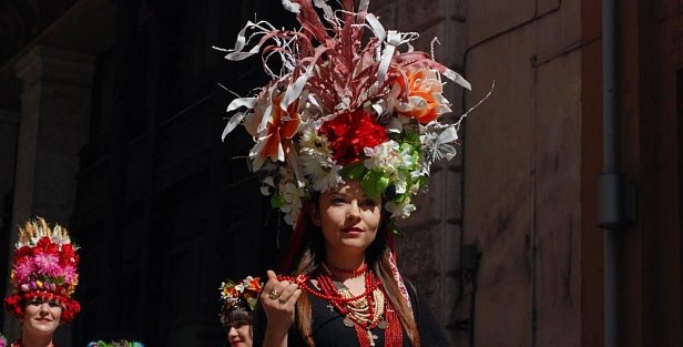 На фото участницы парада вышиванок в Риме