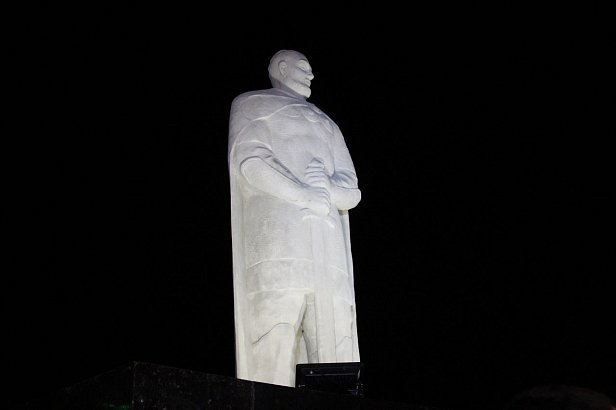 Активисты полка «Азов» открыли в Мариуполе памятник князю Святославу Храброму