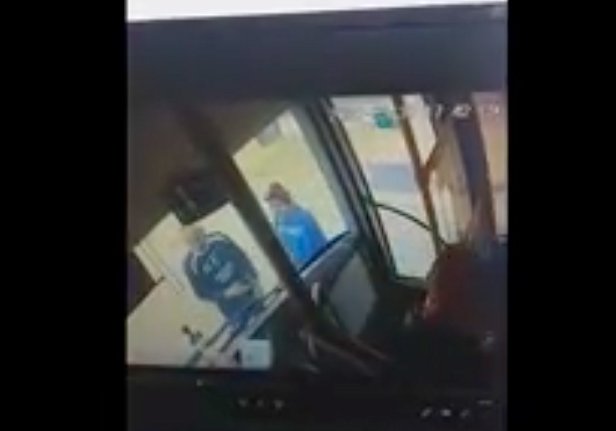 Двое пассажиров разбили стекло в автобусе из-за просьбы кондуктора надеть маски. Видео