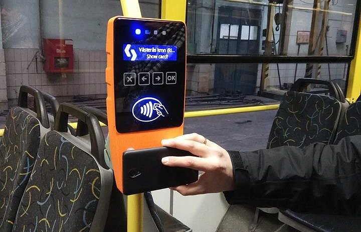 В Киеве начали устанавливать аппараты для бесконтактной оплаты проезда (фото)