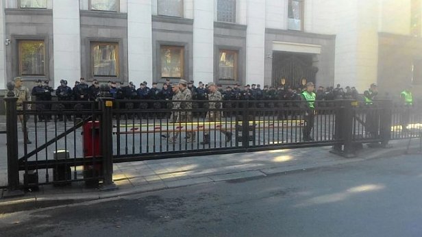 Саакашвили на Банковой: решетки, Нацгвардия и полицейские кордоны (фото)