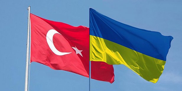 на фото - флаги Украины и Турции