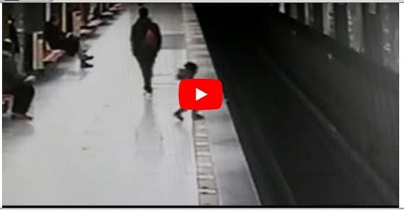 ЧП в метро: 2-летний ребёнок упал на рельсы (видео 18+)