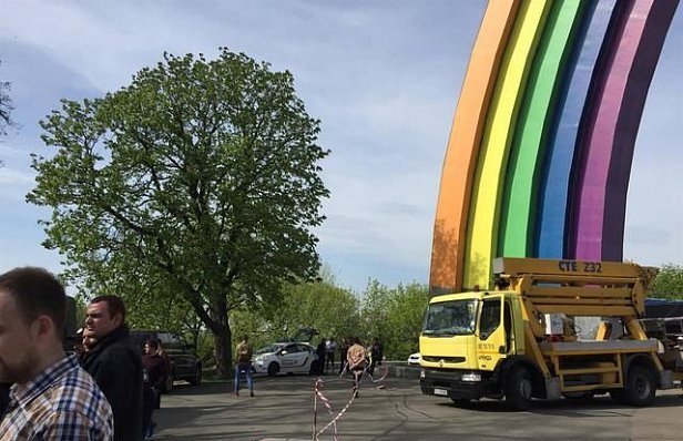 Правый сектор заблокировал раскраску Арки Дружбы народов в цвета радуги