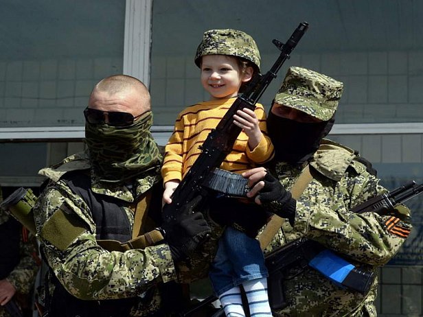 Боевики самопровозглашенной ДНР любят фотографироваться с детьми