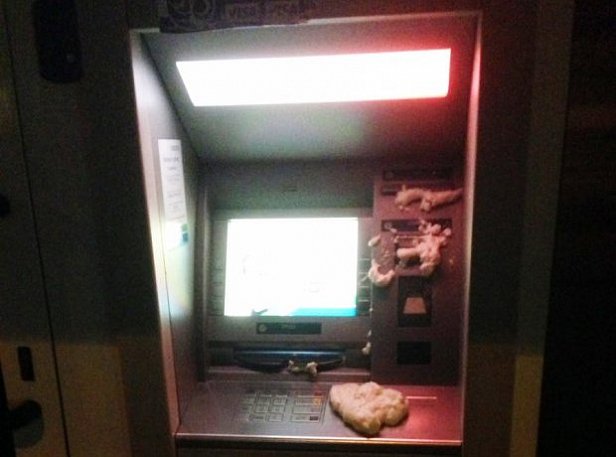 На фото  - залитый монтажной пеной банкомат