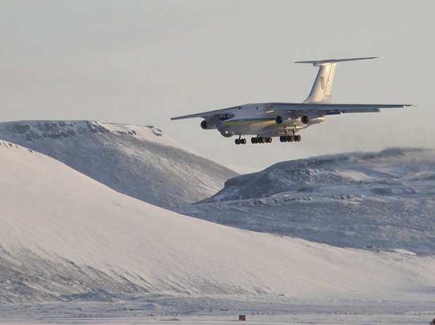 Военно-транспортная операция проходит в Гренландии