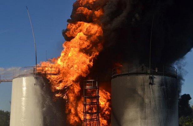 Очередной взрыв прогремел на горящей нефтебазе под Киевом - СМИ