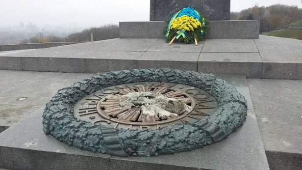 Вечный огонь в Киеве снова залили цементом - СМИ