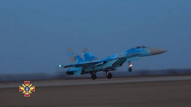 Появилость видео, как пилоты ВВС Украины отрабатывали ночные полёты