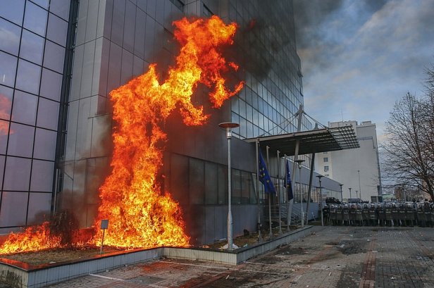 В Косово активисты оппозиции подожгли здание правительства