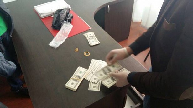 В Киеве на взятке в 20 тыс долл задержан старший следователь налоговой инспекции (фото)