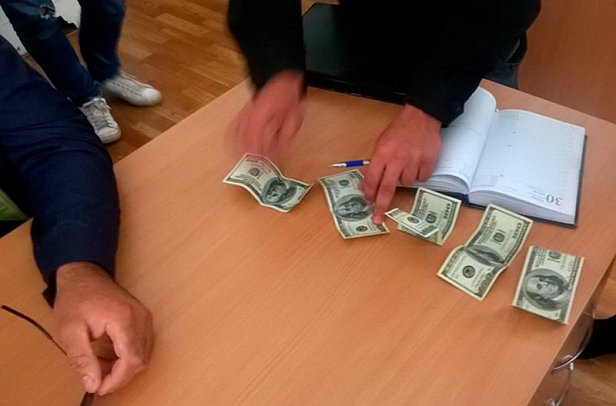 Житель Ривненщины задержан при попытке дать следователю взятку в 500 долл