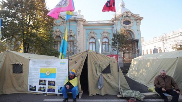 Протесты под Радой: соратник Януковича признался в финансировании палаточного городка
