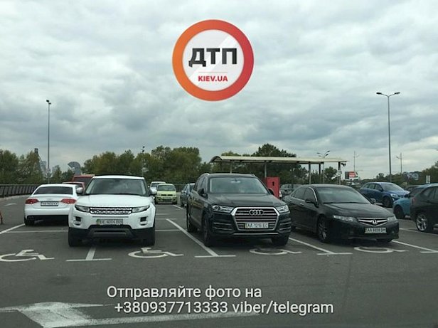 "С каждым разом все богаче": сеть разгневали "инвалиды" на парковке в Киеве