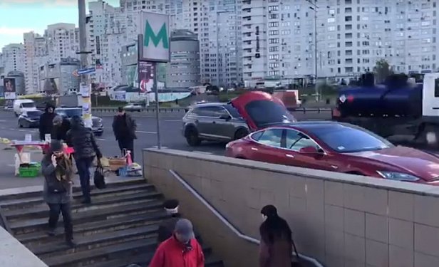 В Киеве дедушка на Tesla торговал медом (видео)