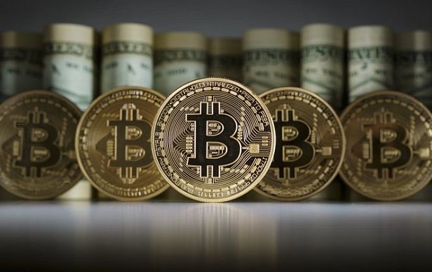 Цена биткоина: криптовалюта держится на уровне $7450