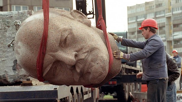 На фото процесс демонтажа памятника Ленину