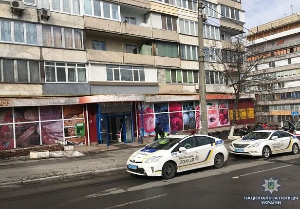 Открыл огонь и ранил женщину: в магазине Киева задержали стрелка