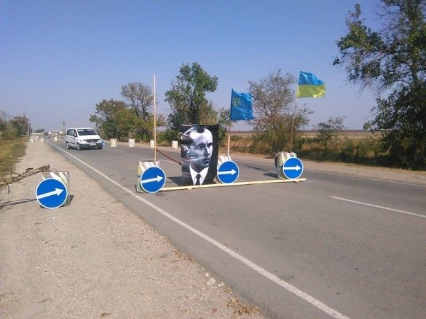 Правый сектор разместил портрет Бандеры на въезде в Крым